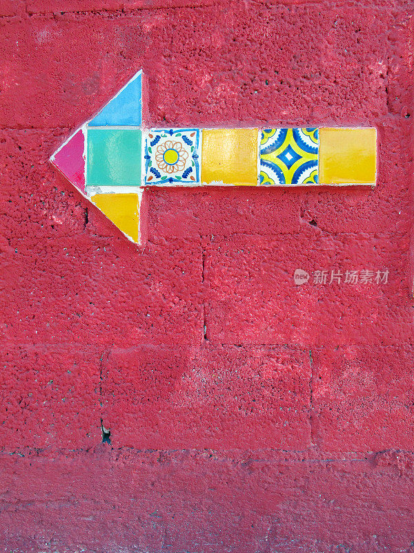 由彩色墨西哥瓷砖制成的箭，墨西哥加勒比岛Isla Mujeres